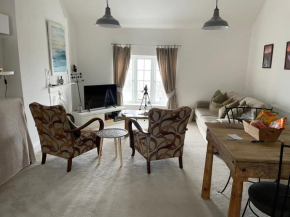 Seaviews oodles of charm sleeps 5 with guest beds